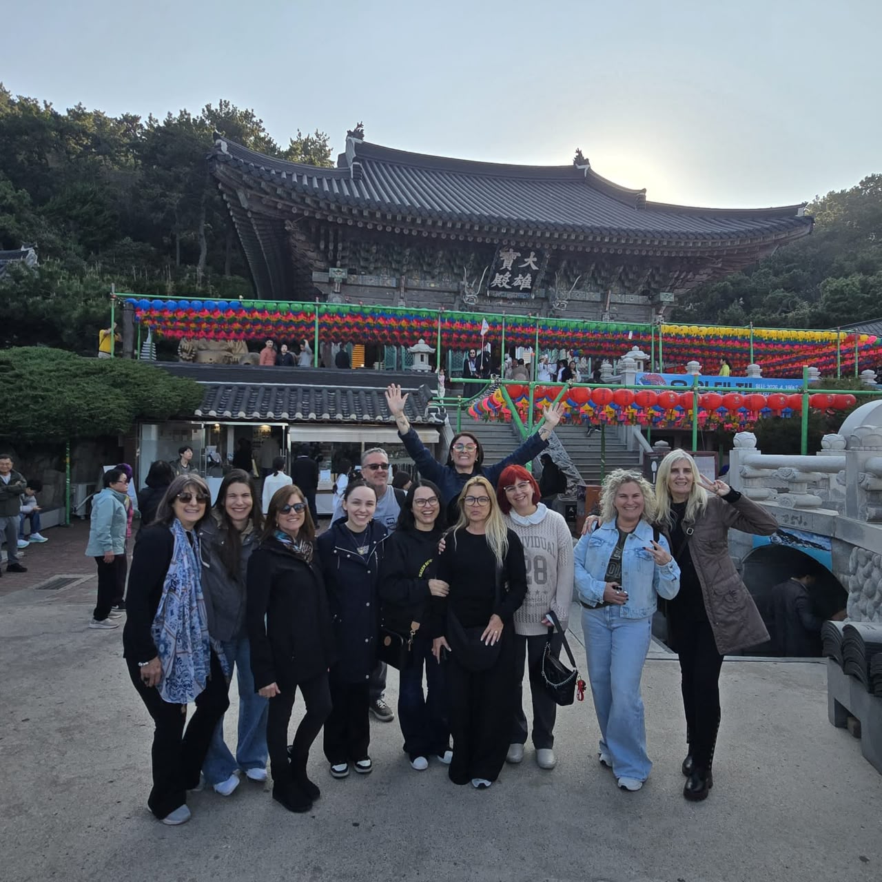 Grupo da Daebak Trip em templo na Coreia