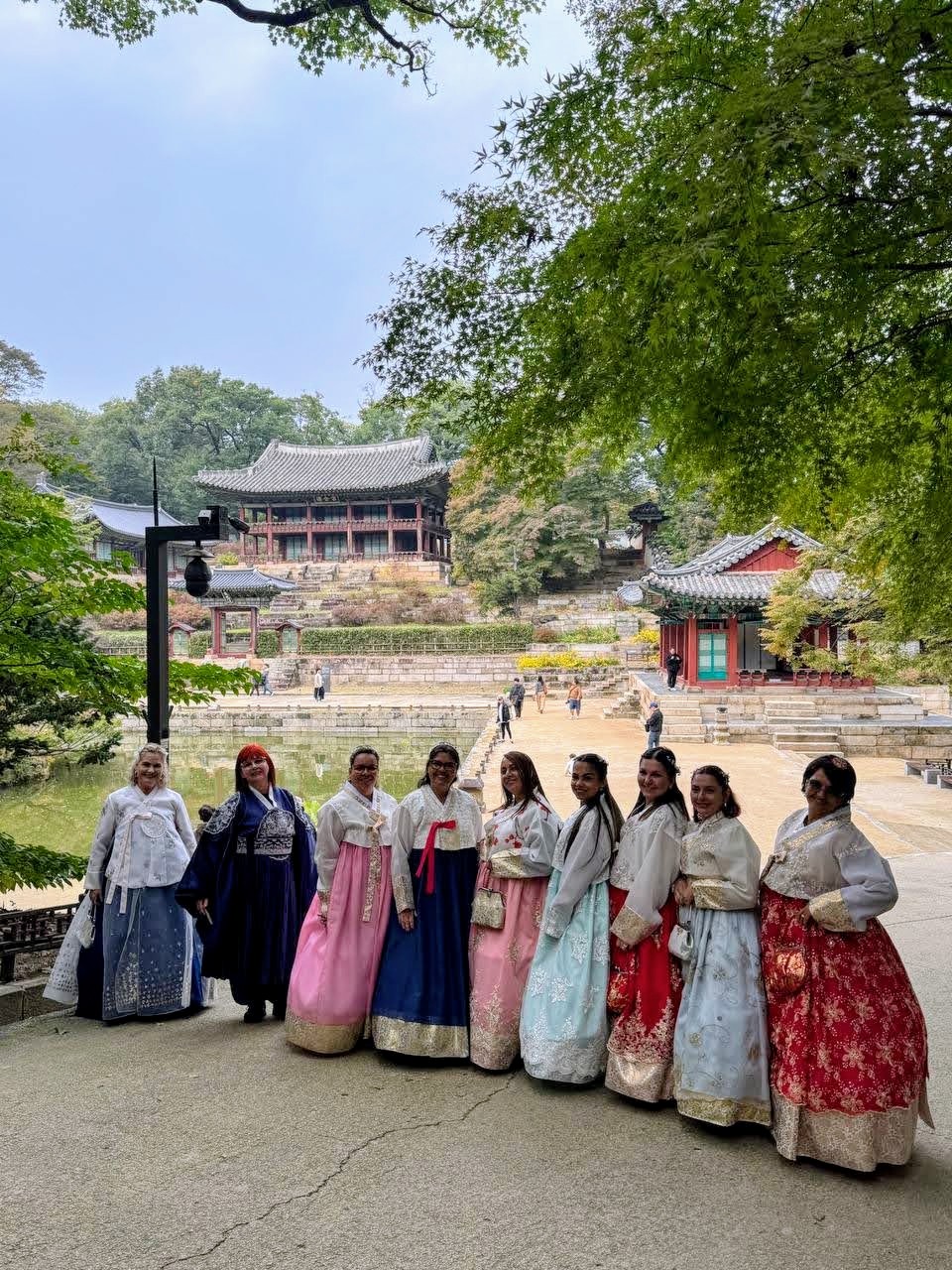 Viajantes usando hanbok em viagne da Daebak Trip